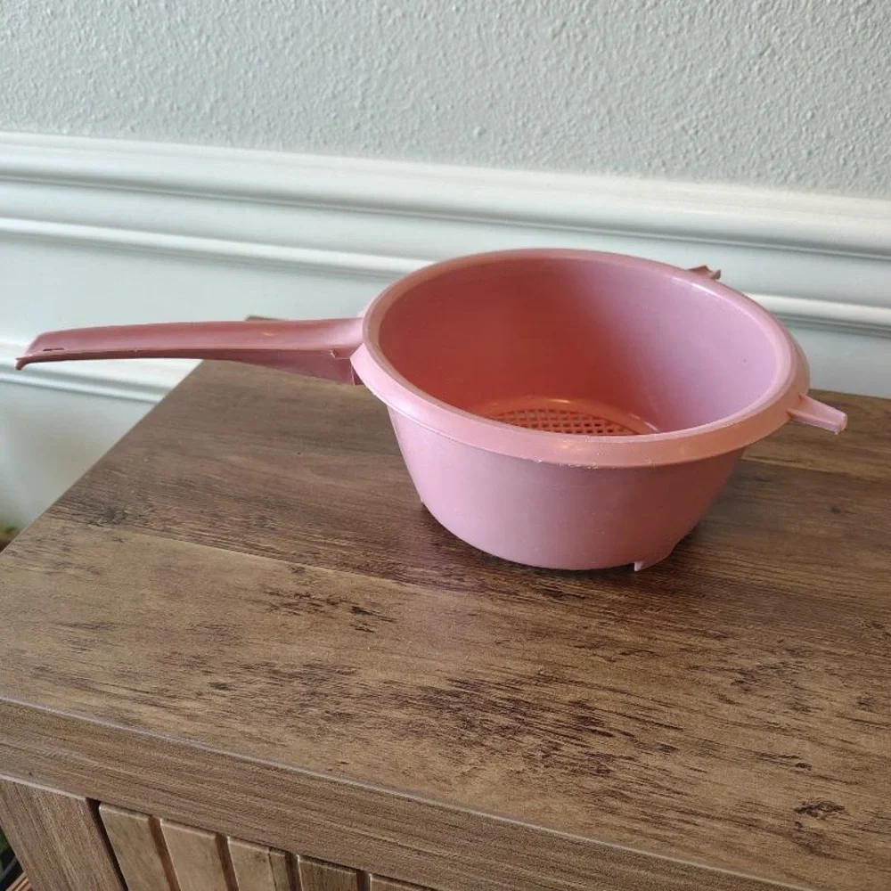 Vtg Pink Colander Strainer Bowl With Handle MCM Plastic Retro Kitchen Merrymaid